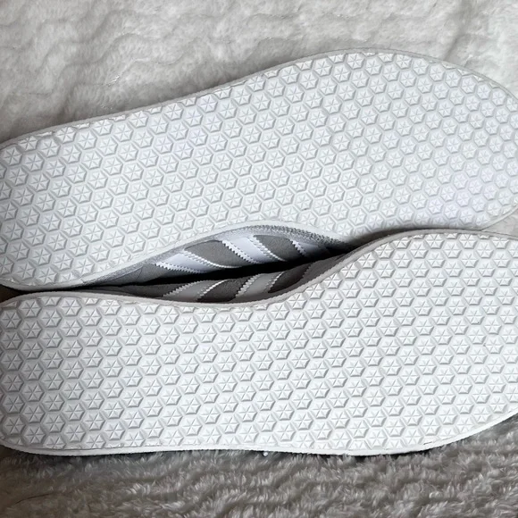 NWOB ADIDAS Gazelle Suede Shoe, Gray/White, 11 - Picture 5 of 5